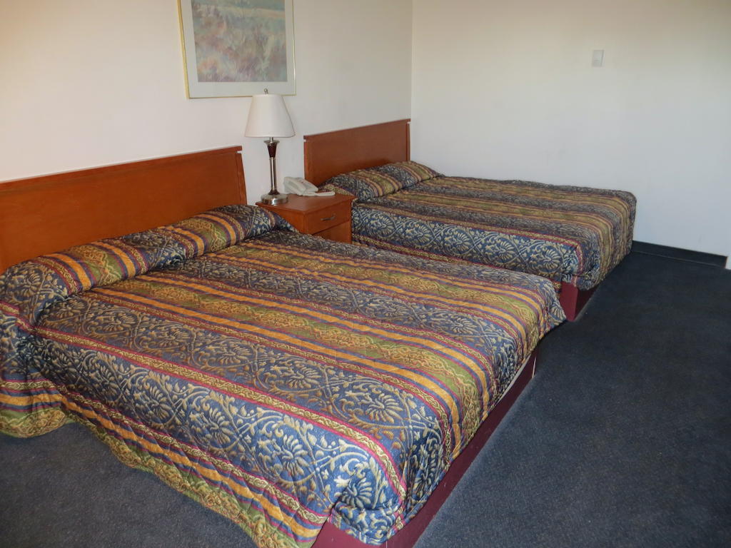 Westgate Inn Edmonton Room photo